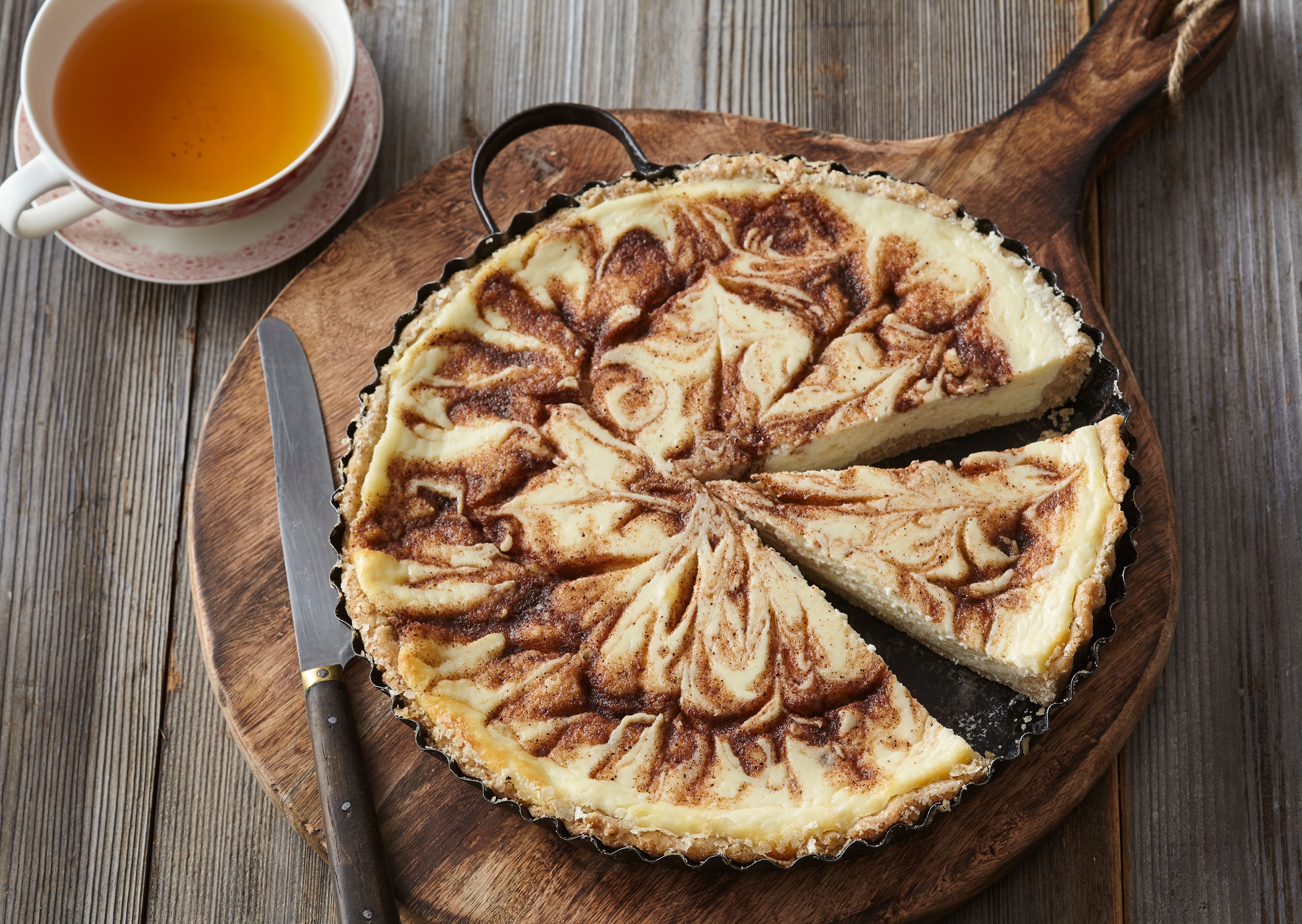 škoricový koláč s tvarohom servírovaný na drevenej doske